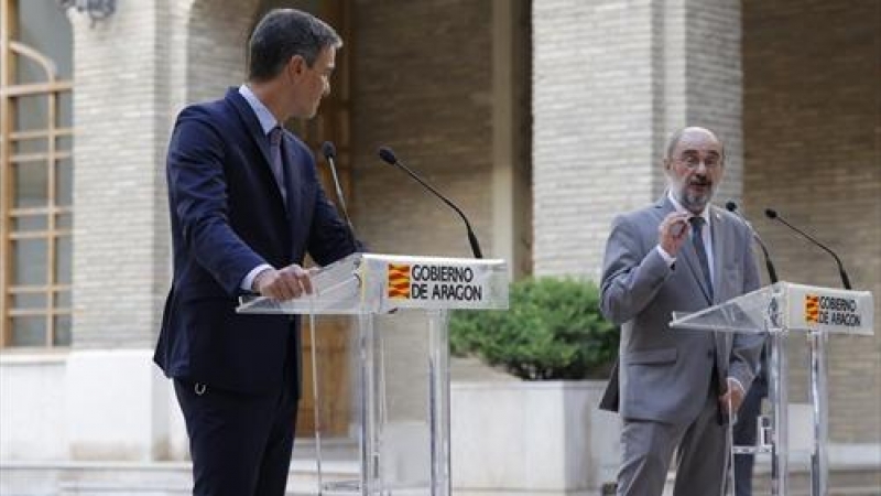 El presidente del Gobierno, Pedro Sánchez (i), y el presidente de Aragón, Javier Lambán, responden a los medios tras una reunión en el Edificio Pignatelli, a 16 de septiembre de 2021, en Zaragoza, Aragón.