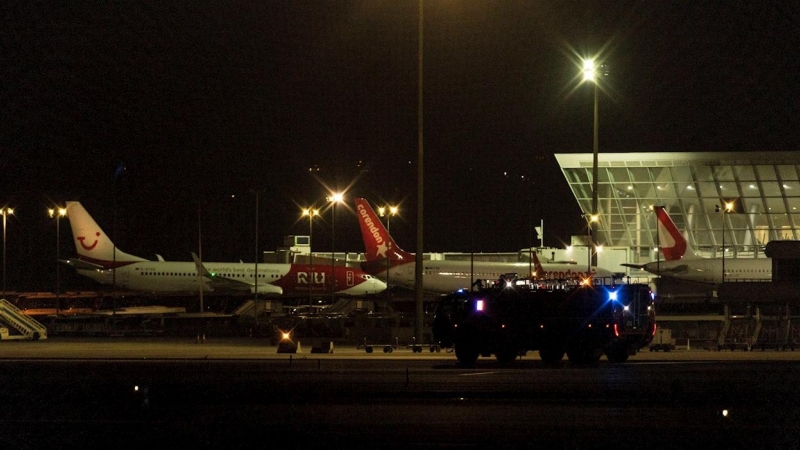 Imagen del aeropuerto de Palma de Mallorca donde miembros de la Guardia Civil y de seguridad del aeropuerto buscan por las pistas y sus aledaños a un grupo de pasajeros de un vuelo internacional entre Marruecos y Turquia que han abandonado viernes el avió