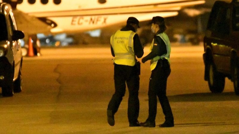 Miembros de la Guardia Civil y de seguridad del aeropuerto de Palma buscan por las pistas y sus aledaños al grupo de pasajeros de un vuelo entre Marruecos y Turquia que han abandonado el avión, tras aterrizar de urgencia. EFE/CATI CLADERA