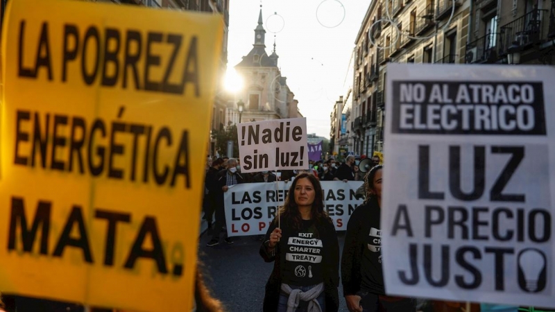 28/10/2021 Entidades y colectivos sociales y ecologistas se manifiestan este jueves en el centro de Madrid para denunciar la subida de los precios de la luz y el gas.