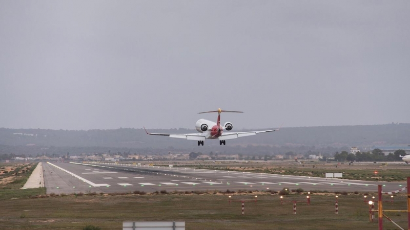 Un avión aterrizando en el aeropuerto de Palma durante la mañana de este sábado.