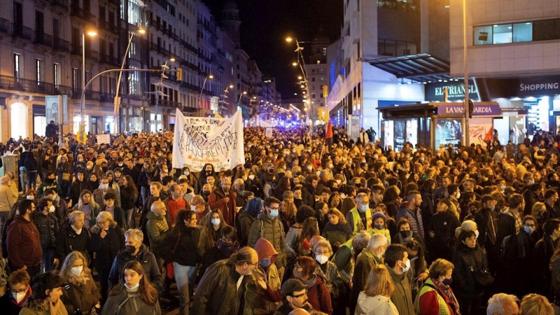 Un centenar de asociaciones, sindicatos y entidades participan este sábado en Barcelona en la primera gran manifestación de protesta contra el aumento del precio de la energía eléctrica.
