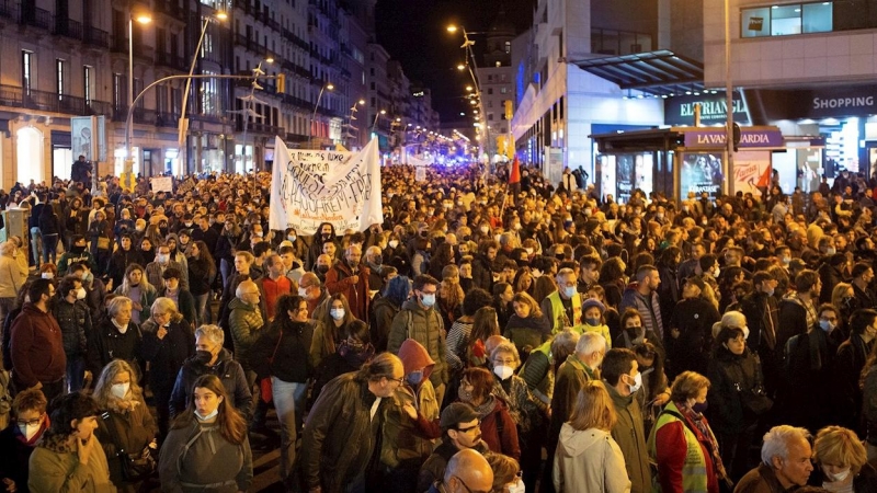Un centenar de asociaciones, sindicatos y entidades participan este sábado en Barcelona en la primera gran manifestación de protesta contra el aumento del precio de la energía eléctrica.