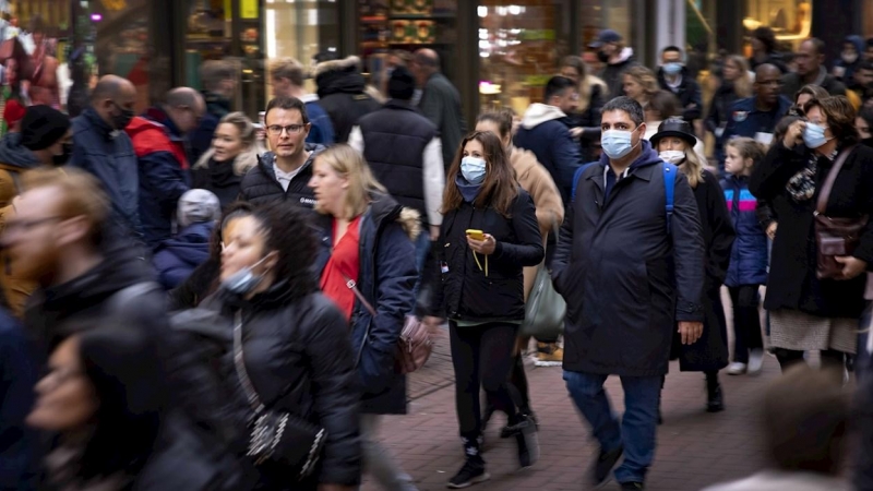 Ciudadanos paseando por una calle comercial de Amsterdam.
