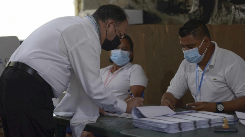 El candidato presidencial Mauricio Orúe vota durante las elecciones presidenciales en Managua (Nicaragua).