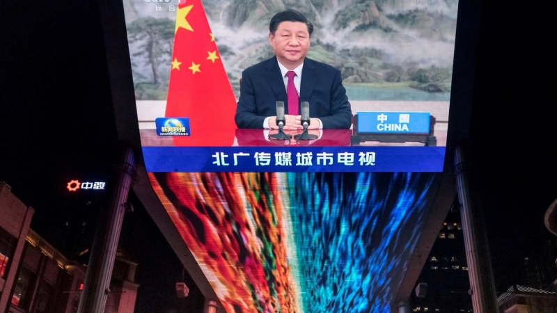 El presidente chino Xi Jinping en una pantalla gigante en un centro comercial de Pekín.