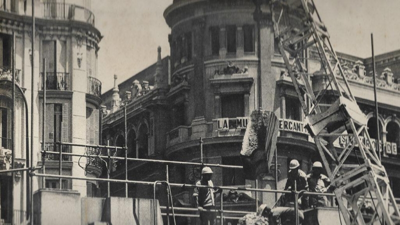 Operarios desmontanto el Templete de Palacios a la entrada de la Gran Vía madrileña, a comienzos de los años setenta.