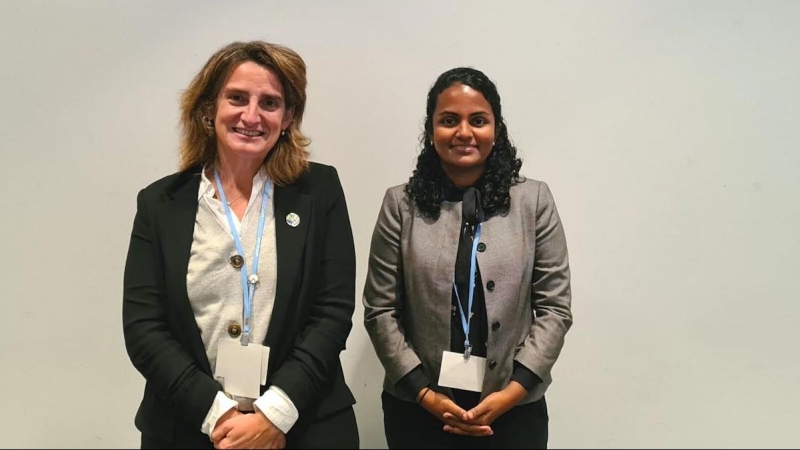 Teresa Ribera junto a la ministra de Medio Ambiente, Cambio Climático y Tecnología de la República de Maldivas, Shauna Aminath.