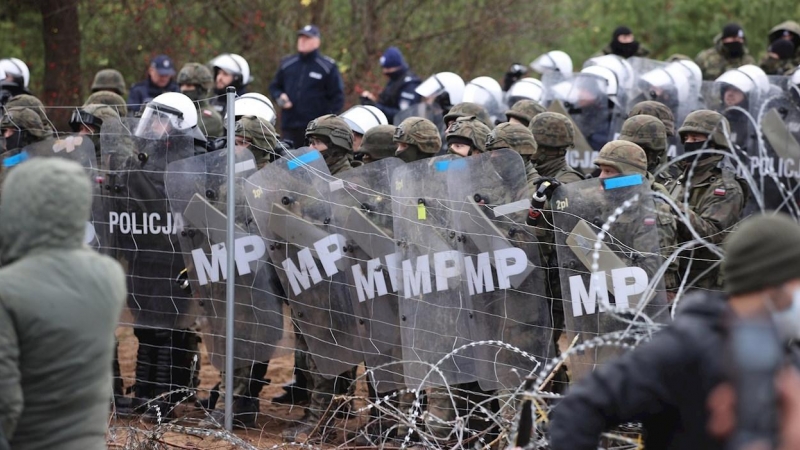 Autoridades polacas tomando posición mientras los migrantes se reúnen en la frontera bielorrusa-polaca en la región de Grodno.