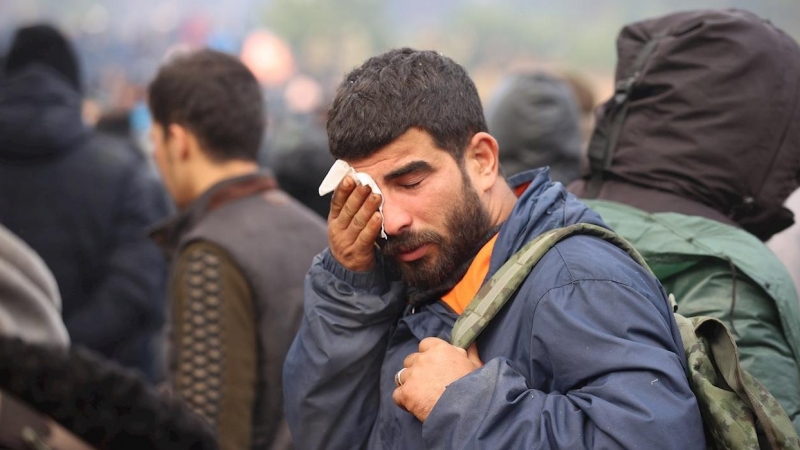 Un migrante  se seca los ojos en la frontera bielorrusa-polaca en la región de Grodno.