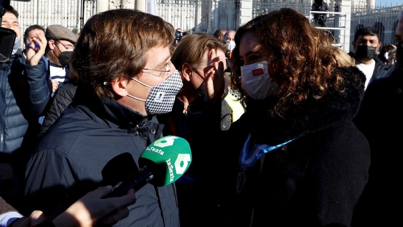 El alcalde de Madrid, José Luis Martínez-Almeida, conversa con la presidenta de la Comunidad de Madrid, Isabel Díaz Ayuso, a su llegada a la explanada entre la catedral de Santa María la Real de la Almudena y el Palacio Real para asistir a la misa por la