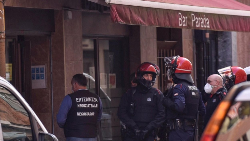 Agentes de la Ertzaintza negocian con un hombre que se ha atrincherado solo en el baño de un bar en Barakaldo.