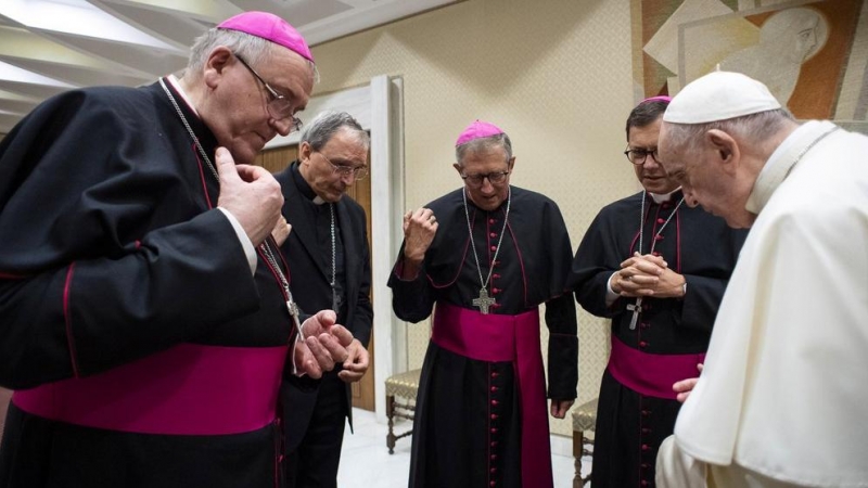 Foto de archivo del papa Francisco y un grupo de obispos franceses mientras guardan un momento de silencio por las víctimas de los abusos sexuales en la Iglesia.