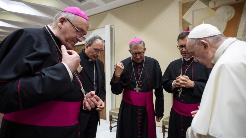 Foto de archivo del papa Francisco y un grupo de obispos franceses mientras guardan un momento de silencio por las víctimas de los abusos sexuales en la Iglesia.