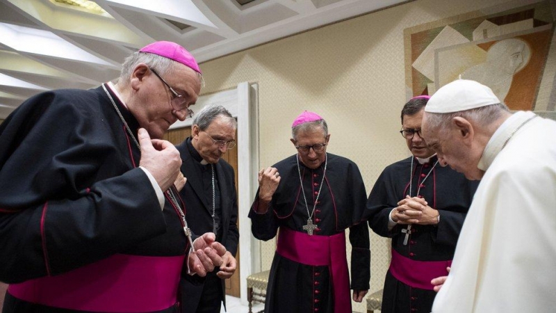 Foto de archivo del papa Francisco y un grupo de obispos franceses mientras guardan un momento de silencio por las víctimas de los abusos sexuales en la Iglesia.