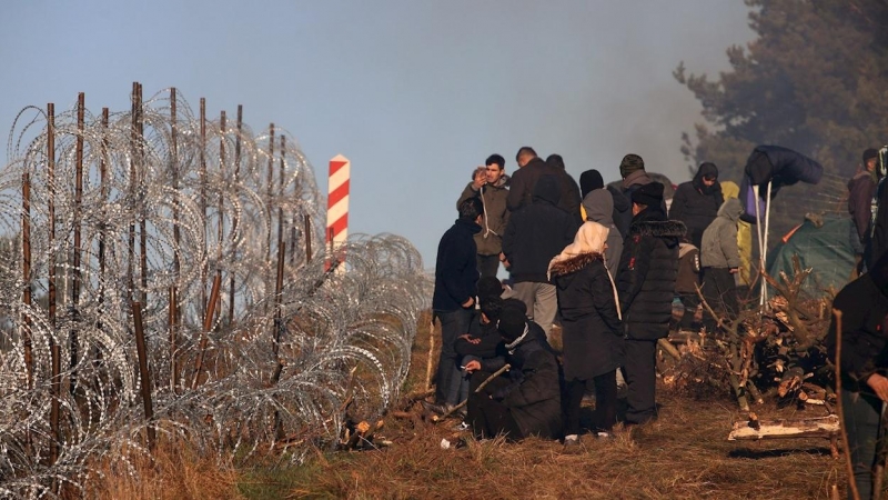 Según el Comité Estatal de Fronteras de Bielorrusia, hay más de dos mil personas cerca de la frontera, incluidas mujeres y niños, que quieren obtener asilo en la Unión Europea. Frontera entre Bielorrusia y Polonia en la región de Grodno, Bielorrusia, el 9