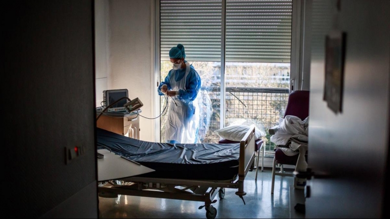 Imagen de archivo de una enfermera en la habitación de un hospital. Christophe Petit Tesson / EFE / EPA