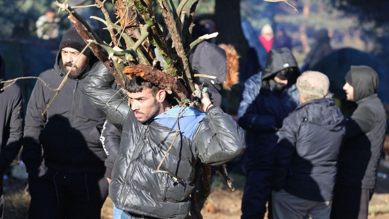 Una fotografía tomada el 9 de noviembre de 2021 muestra a migrantes tratando de sobrevivir al aire libre en condiciones miserables a medida que las temperaturas descienden hacia el punto de congelación.