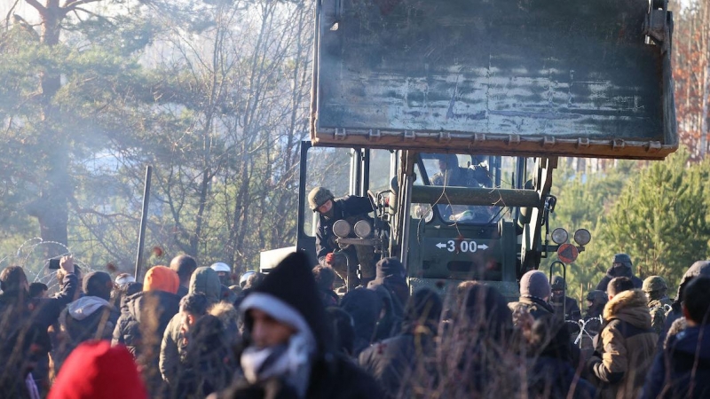 Los agentes polacos tratan de disuadir a los migrantes con un tractor en la región de Grodno, frontera entre Bielorrusia y Polonia, a 9 de noviembre de 2021.