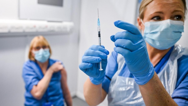 En esta foto de archivo tomada el 8 de diciembre de 2020, una enfermera prepara una dosis de la vacuna Pfizer para una enfermera del Hospital Louisa Jordan en Glasgow.