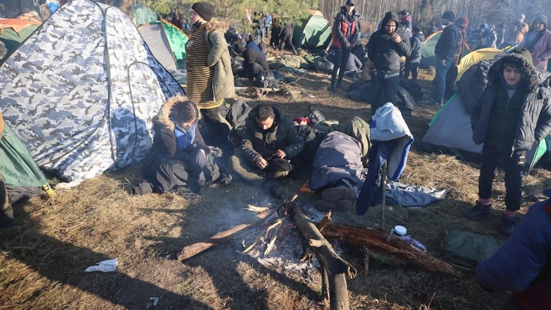 Migrantes en su campamento cerca de la frontera entre Bielorrusia y Polonia en la región de Grodno, Bielorrusia.