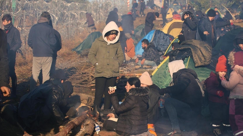 Una imagen muestra a los migrantes en su campamento cerca de la frontera entre Bielorrusia y Polonia en la región de Grodno, Bielorrusia, el 9 de noviembre de 2021.