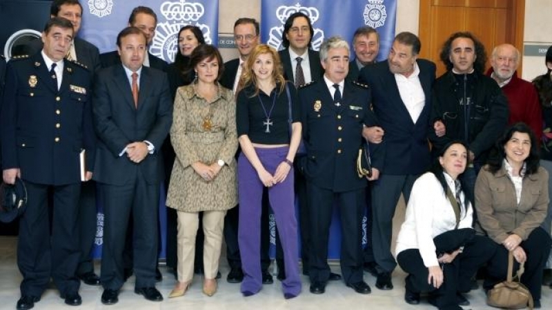 El entonces director general de la policía, Joan Mesquida, y la ex ministra de Cultura, Carmen Calvo, anunciaron en marzo de 2007 la operación policial contra los sitios web rodeados de policías, músicos y algún cineasta.