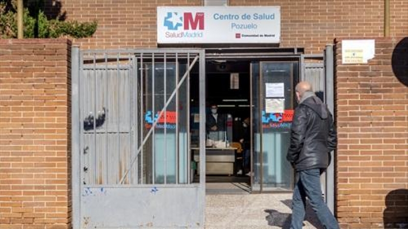 Entrada del centro de Salud Pozuelo de Alarcón, donde se ha iniciado la segunda fase de la campaña de vacunación contra la gripe, a 8 de noviembre de 2021, en Pozuelo de Alarcón, Madrid.