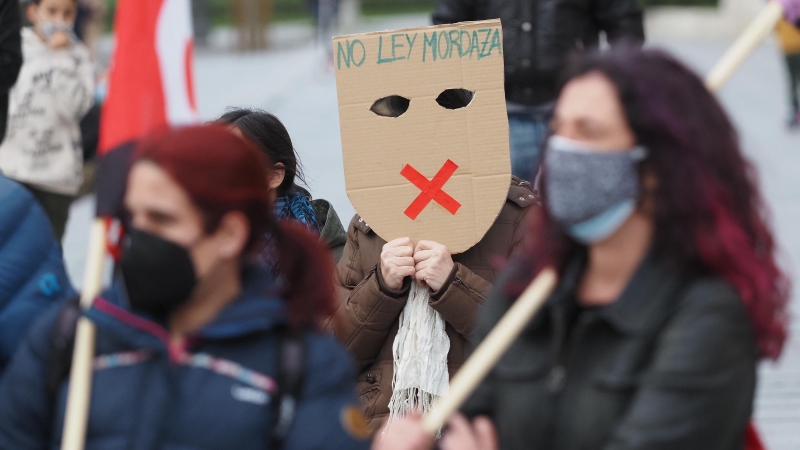 19/02/2021.- Imagen de archivo de una persona con una careta donde se lee 'No Ley Mordaza' durante una manifestación contra el encarcelamiento de Pablo Hasel en Valladolid. Claudia Alba/Europa Press