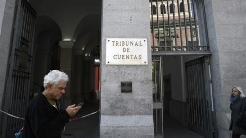 Un hombre pasa por la puerta principal del edificio del Tribunal de Cuentas en la Calle Fuecarral , número 81 de Madrid.