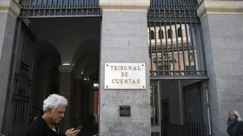 Un hombre pasa por la puerta principal del edificio del Tribunal de Cuentas en la Calle Fuecarral , número 81 de Madrid.