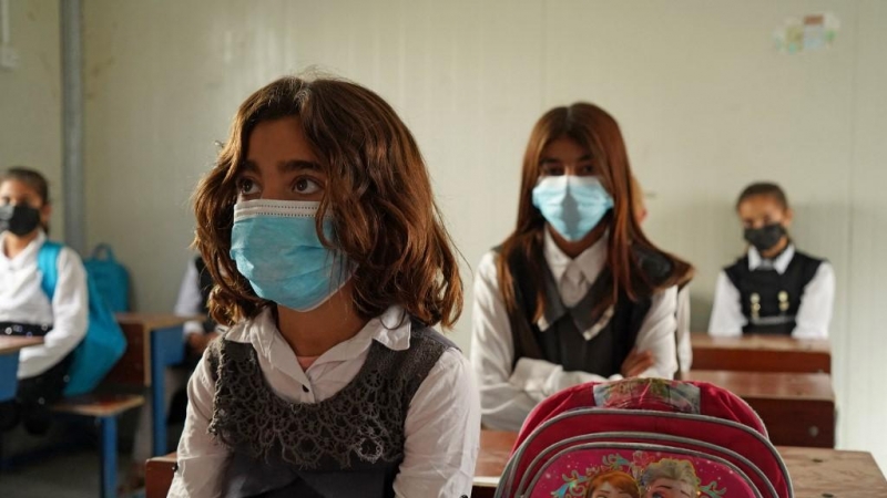 Niñas se sientan en clase el primer día de clases en un campamento de desplazados Yazidi en el área de Sharya.