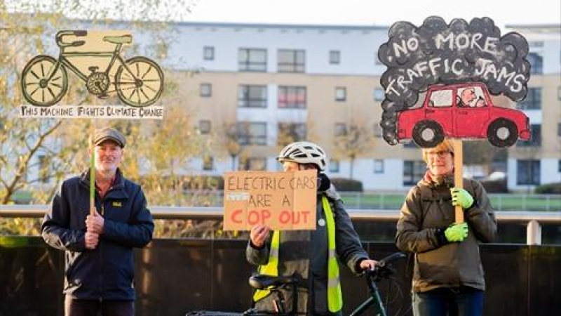 Jóvenes protestan a las puertas de la COP26.