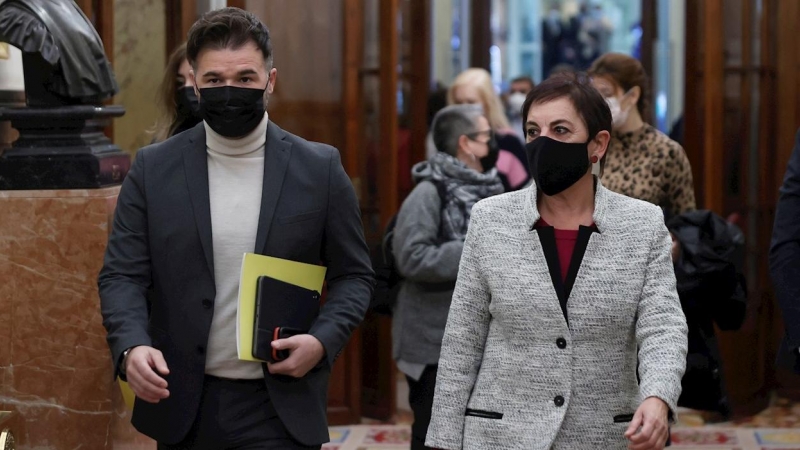 10/11/2021.- El portavoz parlamentario de ERC, Gabriel Rufián (i) junto a la portavoz de Bildu, Mertxe Aizpurua (d) a su llegada a la sesión de control del Gobierno celebrado en el Congreso este miércoles para informar del último Consejo Europeo, centrado