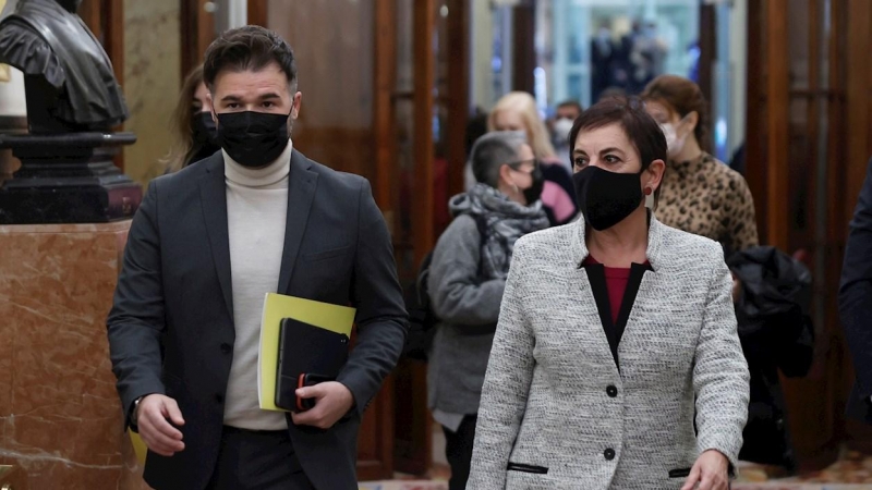 10/11/2021.- El portavoz parlamentario de ERC, Gabriel Rufián (i) junto a la portavoz de Bildu, Mertxe Aizpurua (d) a su llegada a la sesión de control del Gobierno celebrado en el Congreso este miércoles para informar del último Consejo Europeo, centrado