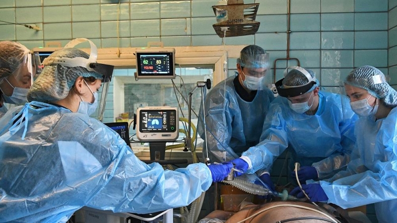 Imagen de un equipo sanitario atendiendo a un enfermo por coronavirus en Ucrania.