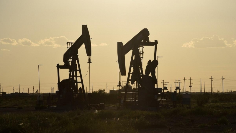 Máquinas de extracción de petróleo operan en una planta de Midland, Texas.