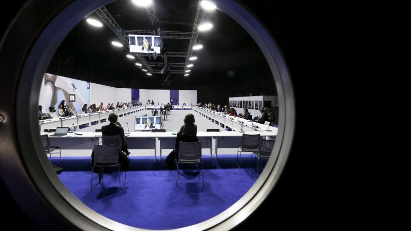 Los delegados de los países durante una reunión multilateral de la COP26 de Glasgow.