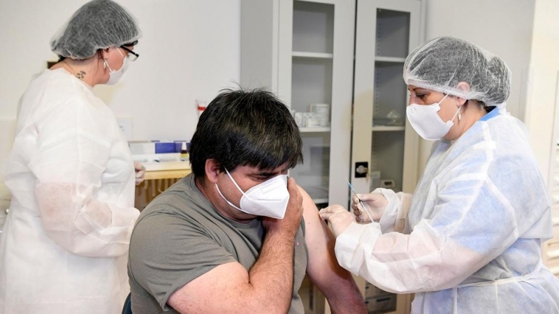 Un hombre recibe una dosis de la vacuna Sputnik en Eslovaquia.