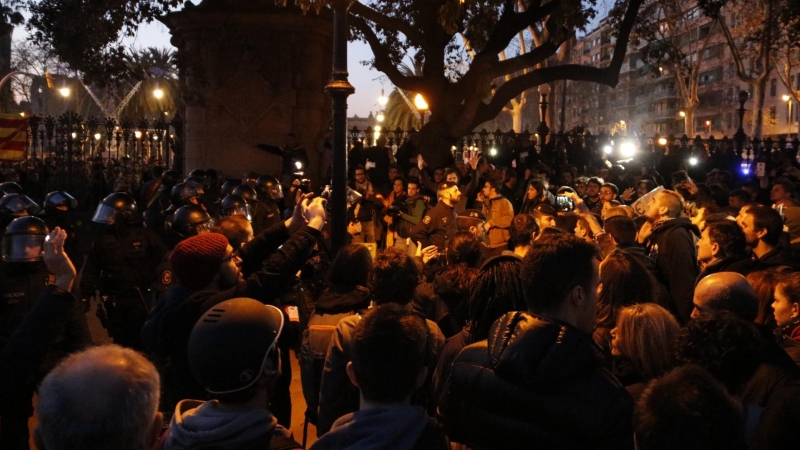 Imatge dels Mossos carregant contra un grup de manifestants el 30 de gener de 2018.