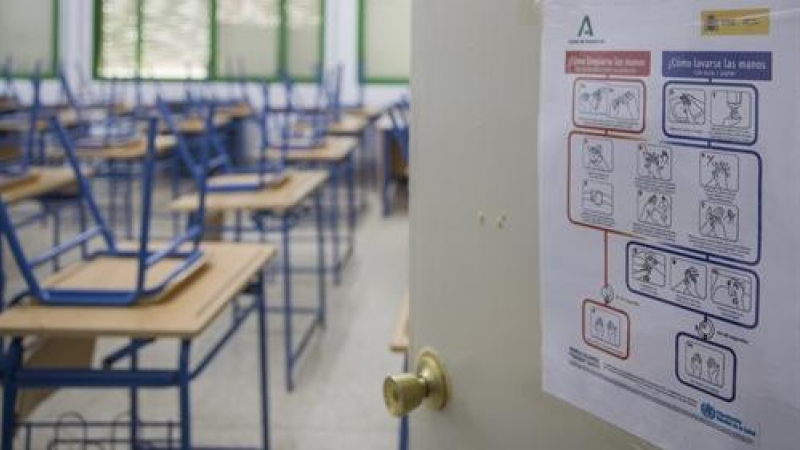 Cartel recordando las medidas de seguridad en la puerta de las aulas del IES Carlos Haya de Sevilla.