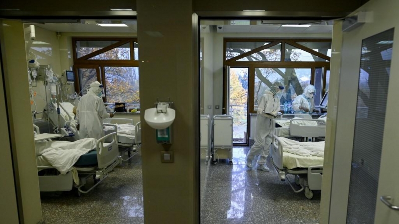 Médicos atienden pacientes infectados con Covid en la unidad de cuidados intensivos del Hospital Lozenets en Sofía el 9 de noviembre de 2021.