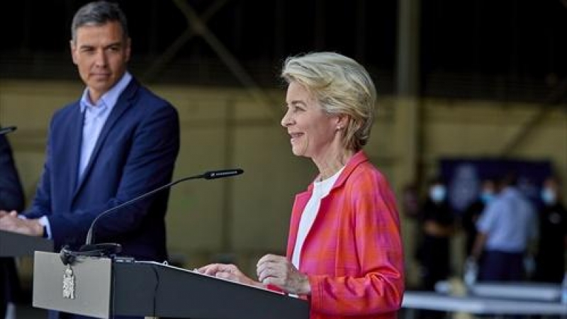 El presidente del Gobierno, Pedro Sánchez, y la presidenta de la Comisión Europea, Ursula von der Leyen, durante una rueda de prensa, a 21 de agosto de 2021.