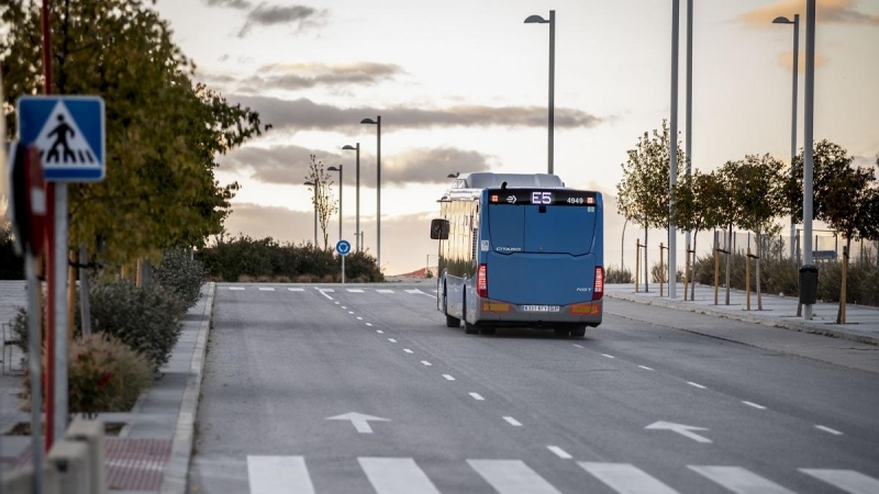 12/11/2021 El E5, uno de los autobuses que recorren El Cañaveral, saliendo del barrio