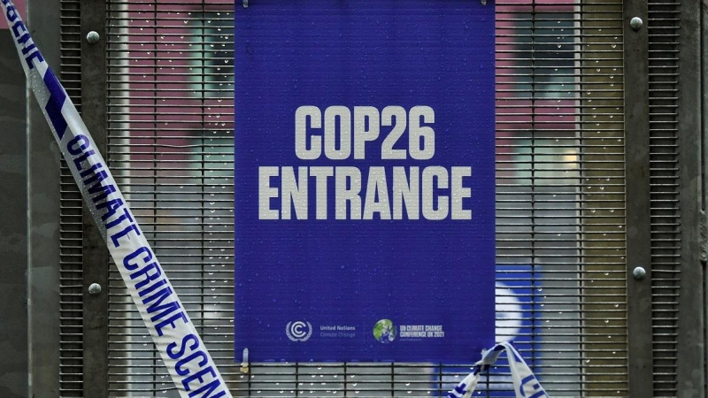 'Escena del crimen climático', reza una cinta colocada por activistas a la entrada de la COP26 de Glasgow.