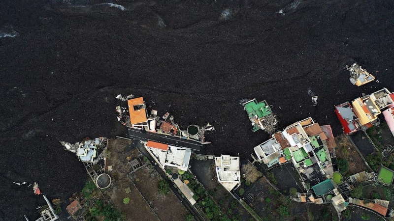 La fajana creada por la erupción del volcán Cumbre Vieja cubre algunas de las viviendas y parte de la carretera de un barrio cercano a la localidad de La Laguna, a 12 de noviembre de 2021.