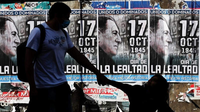 Carteles con la imagen del difunto presidente Juan Domingo Perón, llamando al voto en las elecciones de este domingo en Argentina. REUTERS / Agustin Marcarian