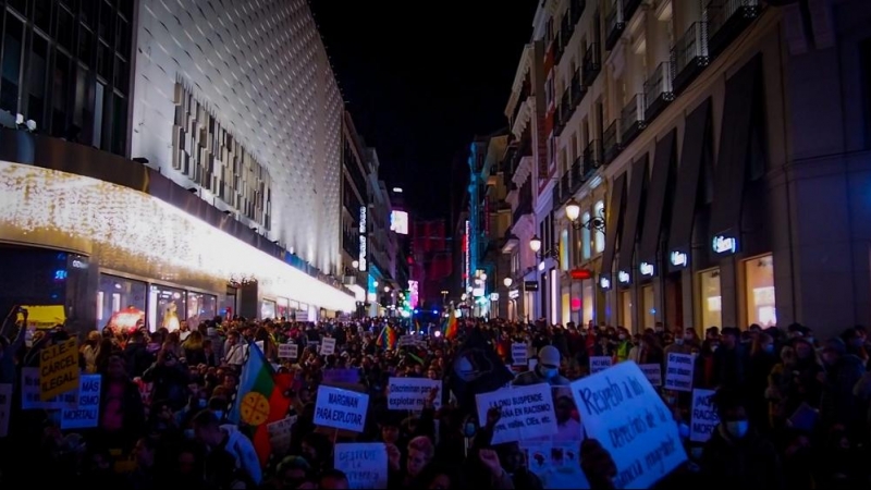 Centenares de personas marchan en Madrid en una protesta antirracista.