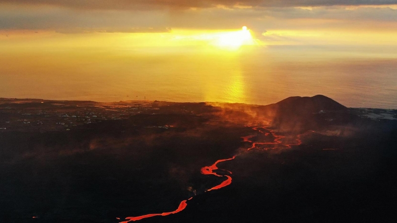 Fotografía realizada con un dron que muestra la colada de magma que se dirige al mar por la erupción del volcán Cumbre Vieja que vuelve a expulsar material solido este domingo