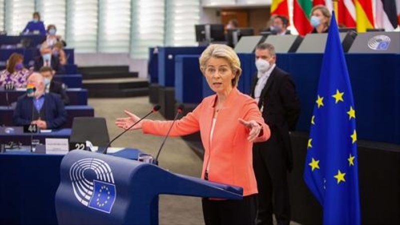 la presidenta de la Comisión Europea, Ursula von der Leyen (C), pronuncia un discurso durante una sesión plenaria del Parlamento Europeo.